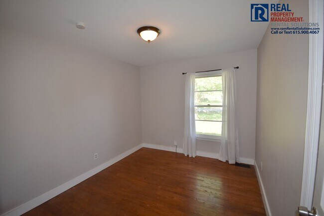 Building Photo - All brick 3BD home PLUS bonus room & back deck, half mile to MTSU!