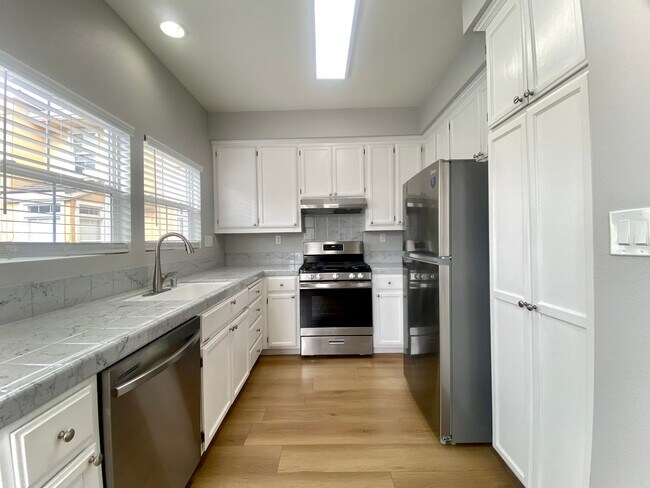 Building Photo - Beautifully Spacious 3-bedroom townhome in Fremont – Gated community!