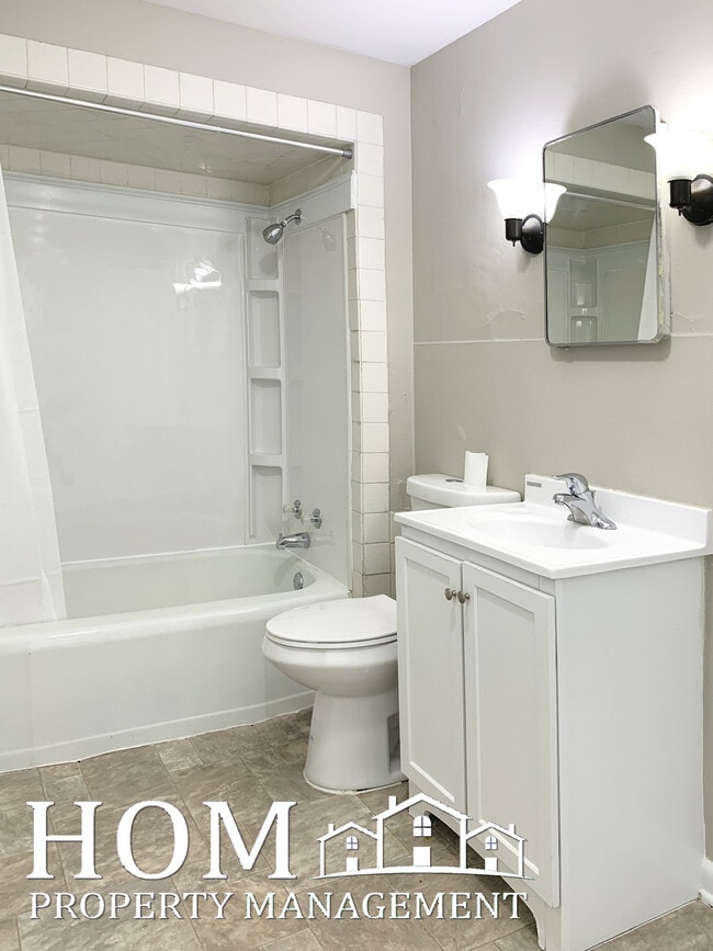 Building Photo - 330 Center St