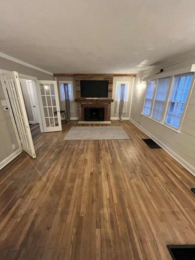 Building Photo - 1910 Hst W 10th St