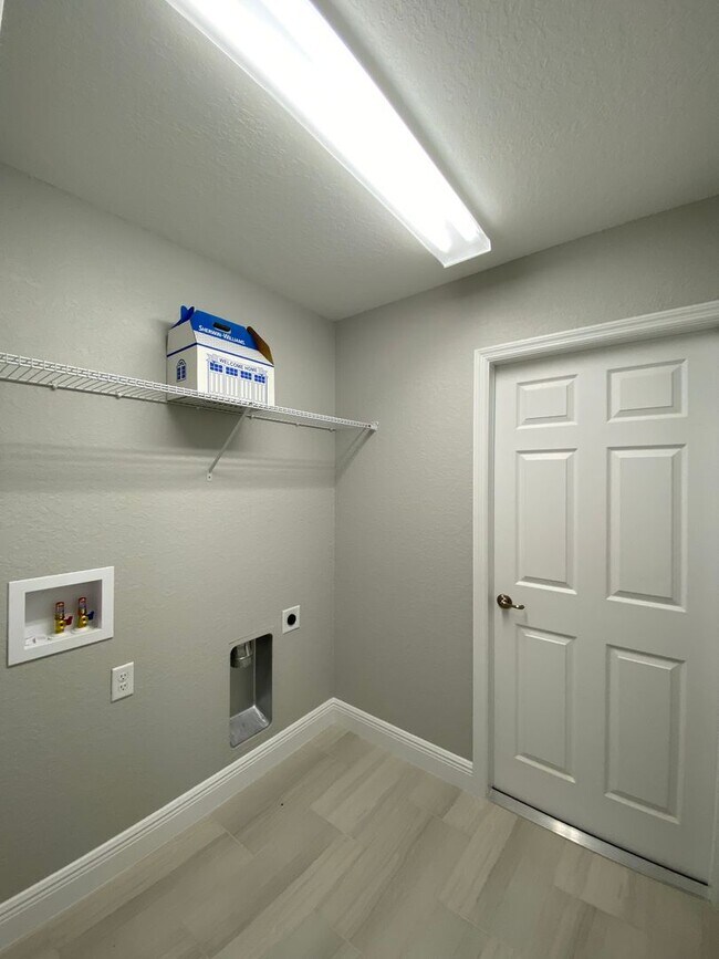 Building Photo - Desirable SW Ocala Neighborhood 4/2/2 *WON'T LAST*