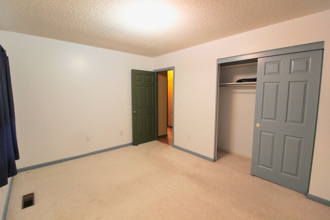 Building Photo - For Rent: Spacious Ranch-Style Home with S...