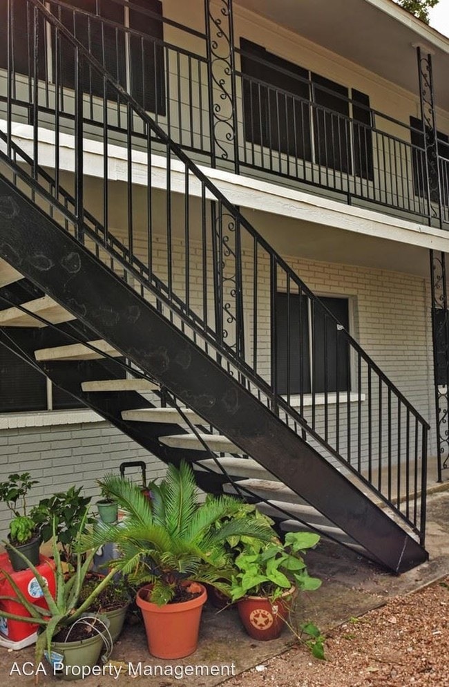Building Photo - 2 br, 1 bath Apartment - 400 Linda Drive