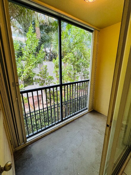 Building Photo - 1527 S Flagler Dr
