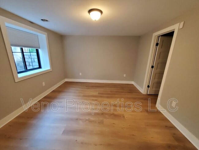 Building Photo - 154 Elm St