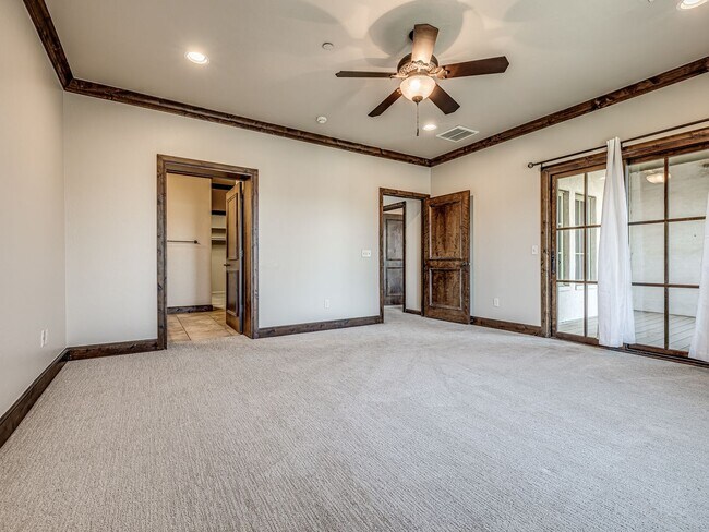 Building Photo - Luxury Townhome in Edmond + Near Rose Cree...
