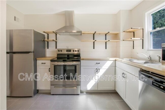 Building Photo - 551 Valley Hill Rd SE