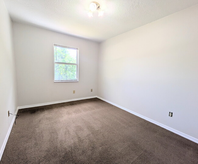 Building Photo - "$300 OFF MOVE-IN SPECIAL! Spacious 3-Bed, 2.5 Bath Townhouse Nestled in the Heart of East Arling...