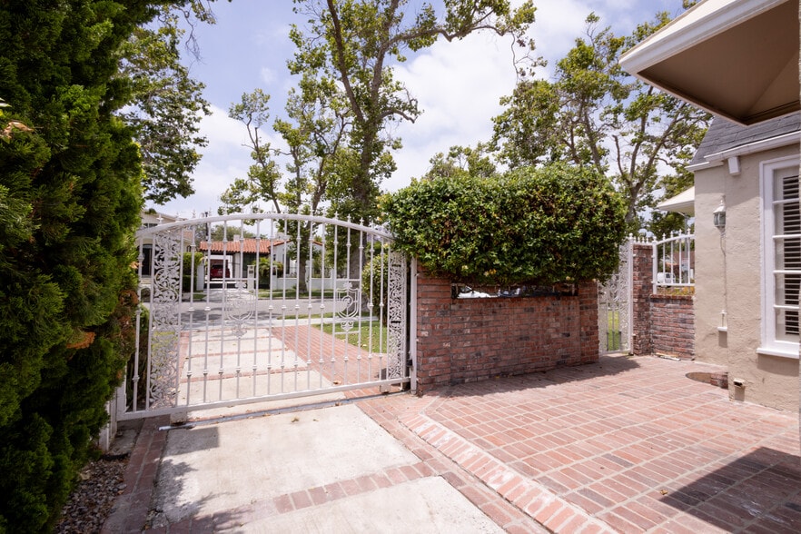 Building Photo - 446 S La Peer Dr