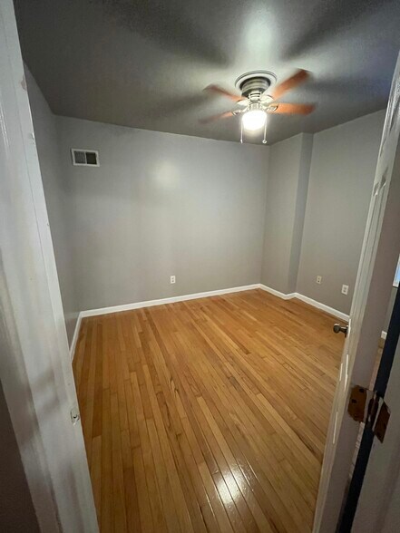 Middle Bedroom - 4900 Walton Ave