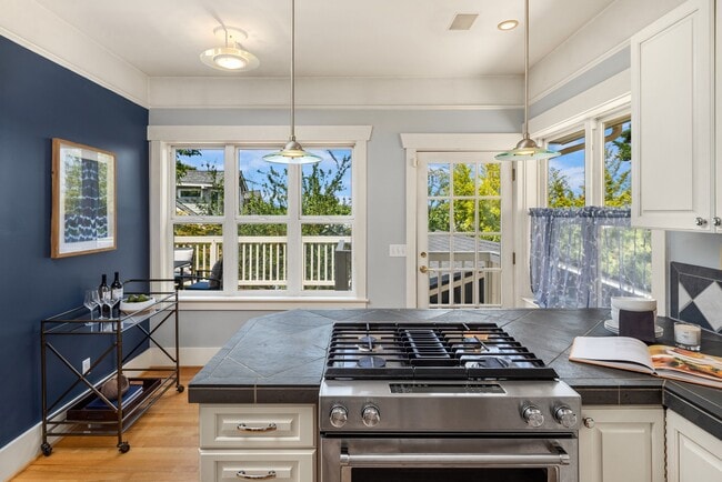 Building Photo - 806 N 59th St