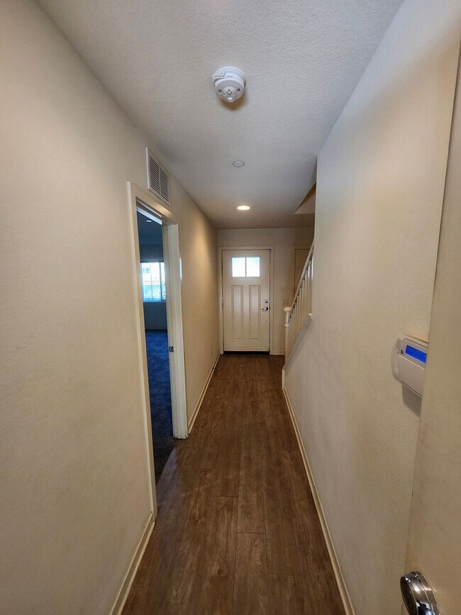 Building Photo - Gorgeous Tri-level Townhouse 3 beds 3 1/2 ...