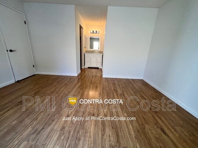 Building Photo - 409 Camelback Rd