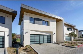 Building Photo - Stunning 3bed 2.5 Bath Terraza home