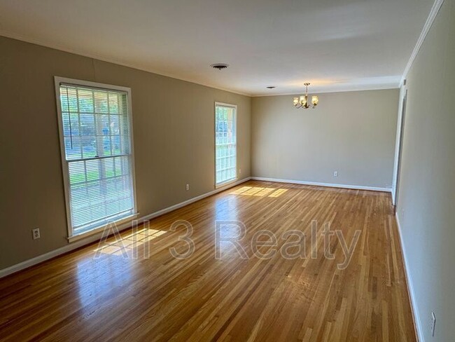Building Photo - 3253 Windwood Dr