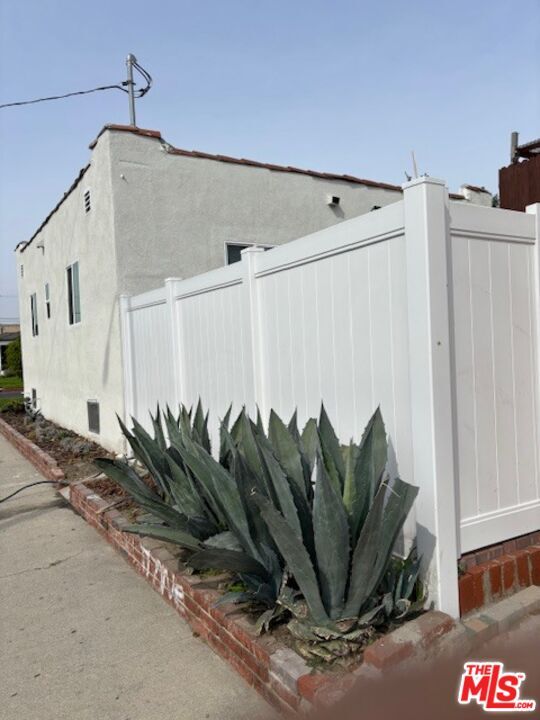 Building Photo - 800 E 83rd St