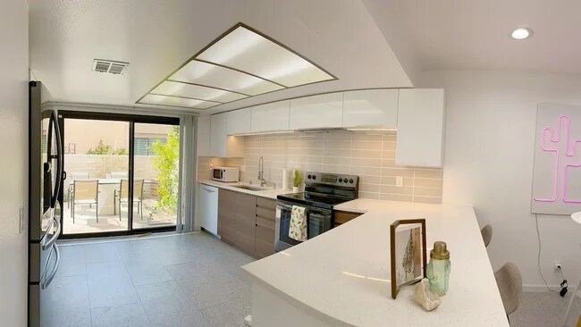 Building Photo - 2303 Los Patos Dr