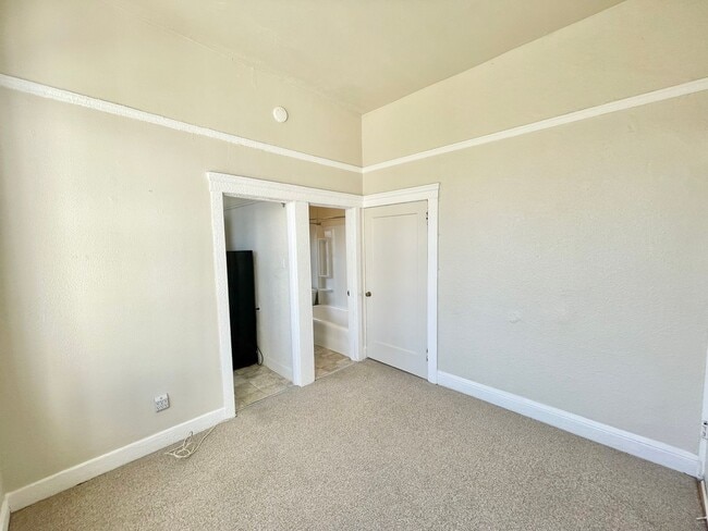 Building Photo - Adorable studio in the Heart of Hayes Vall...