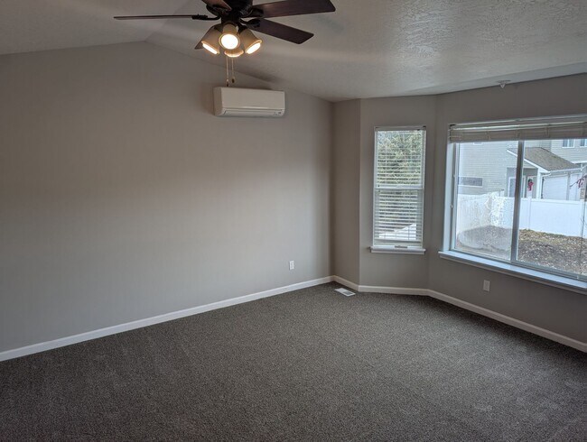 Building Photo - Beautiful well maintained 4 bedroom 3 bath...