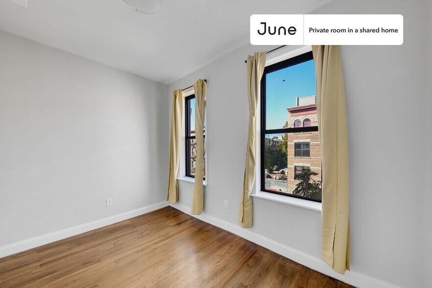 Building Photo - Private bedroom in 4 bed/1 bath Home