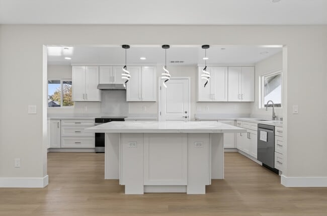 Building Photo - 7898 Fiesta Ln