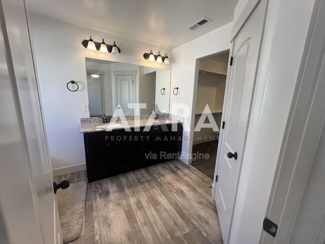 Building Photo - 1788 W Fall Brook Dr