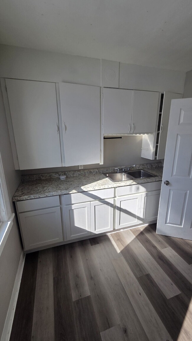 Building Photo - 3-Bedroom Duplex in Cleveland's Vibrant Neighborhood!