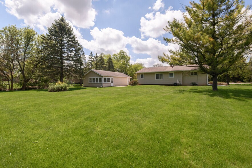 Building Photo - W149N6158 Pocahontas Dr