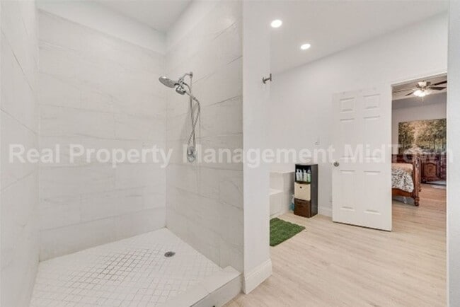 Building Photo - Stunning 4-Bedroom Retreat with Designer T...
