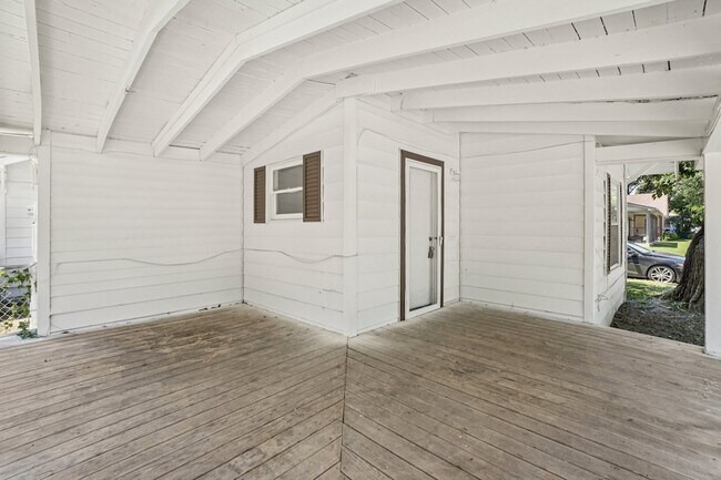 Building Photo - 302 S Wood St