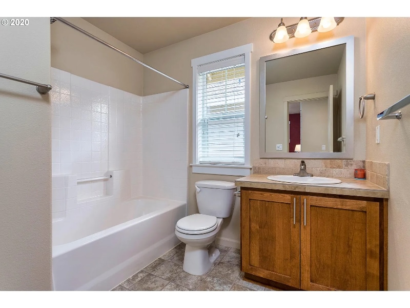 Building Photo - 10528 NE Gateway St