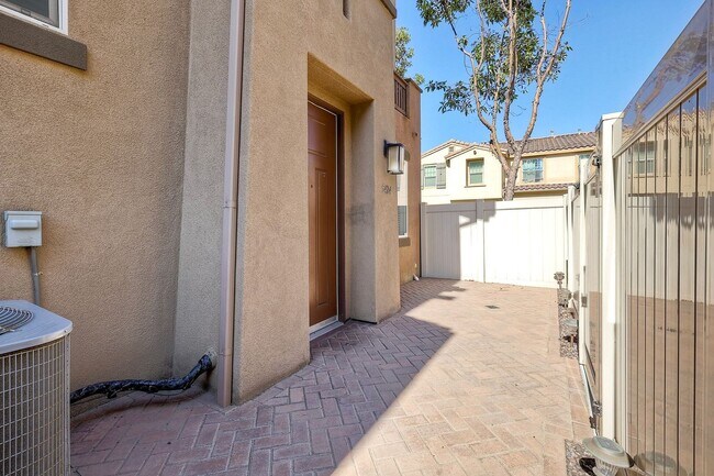 Building Photo - 3 bedroom and 4 bath home available in Otay Mesa