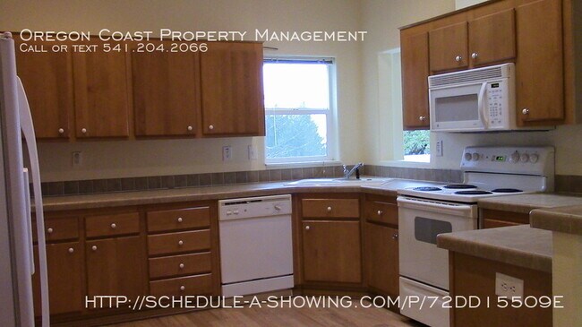 Building Photo - Gorgeous View 3 Bedroom House