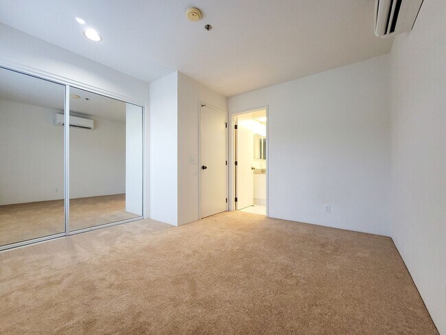 Building Photo - Rarely Available 2BR / 2.5Bath / 2 Parking Carport with 2 Storage Lockers at Nuuanu Streamside!