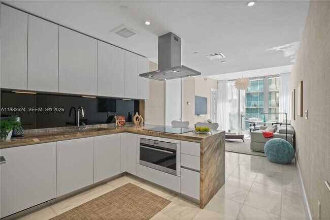 Building Photo - 700 NE 26th Terrace