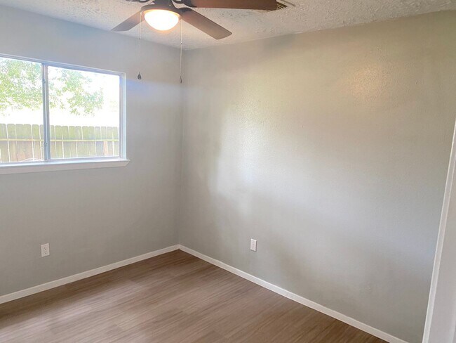 Building Photo - MAKE THE SMART MOVE TO SOMMERALL