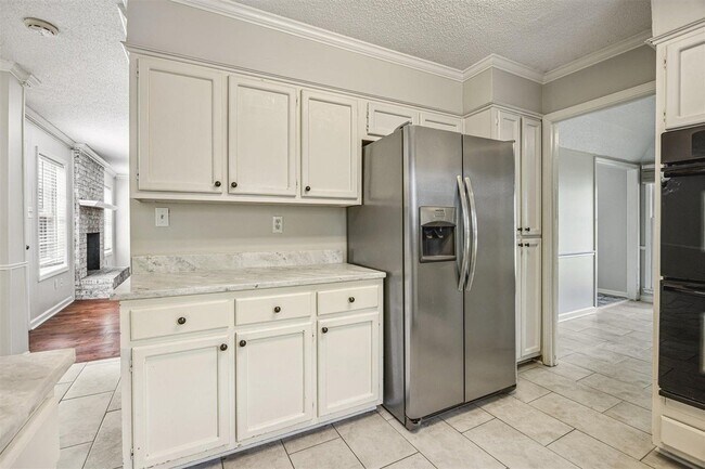 Building Photo - 2232 Burfordi Ln