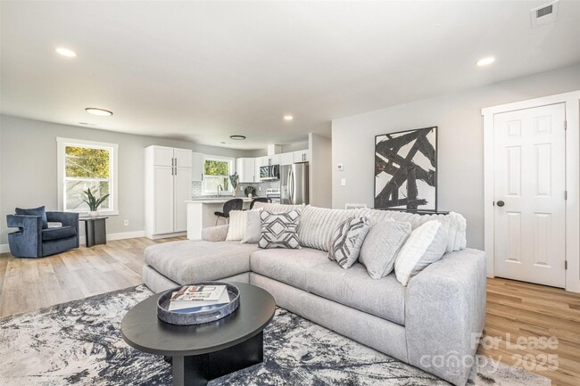 Building Photo - 3208 Clearview Dr