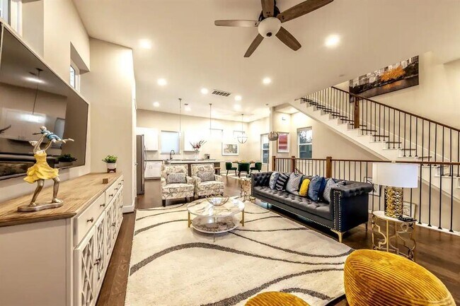 Building Photo - 8128 Overland Grv
