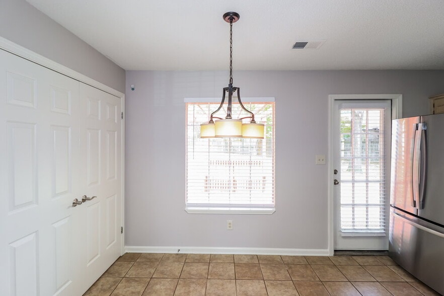 Building Photo - 7890 Hunter's Crossing