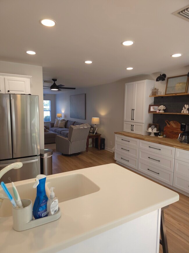 Building Photo - 1000 Mallery St Ext