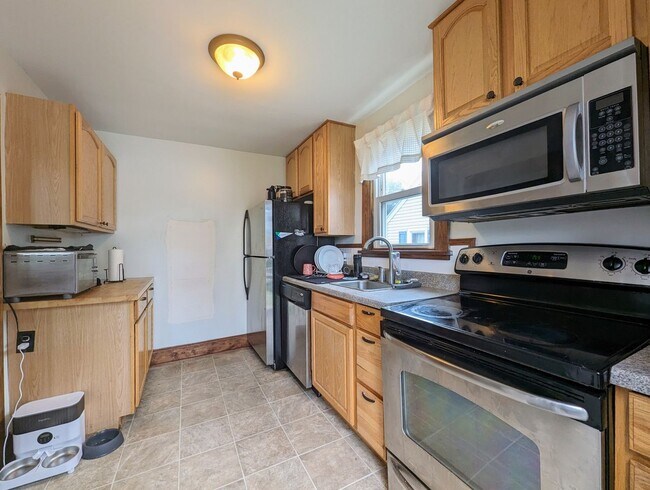 Building Photo - 3-Bedroom Gem with Master Suite and Detach...