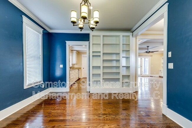 Building Photo - 210 38th Ave N