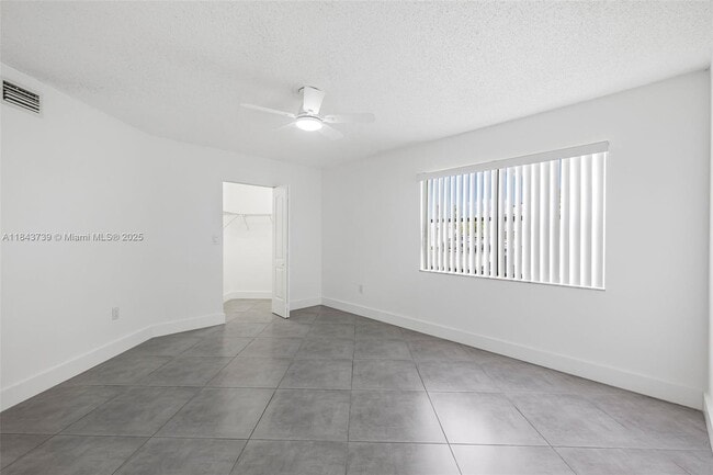 Building Photo - 9407 Fontainebleau Blvd