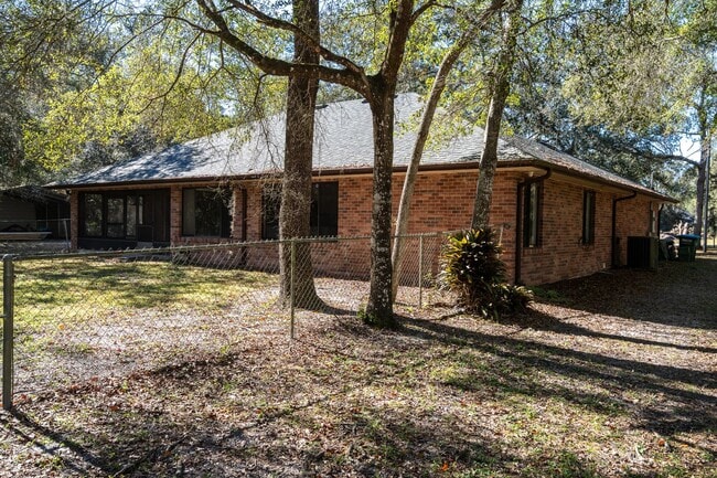 Building Photo - Wonderful & Private