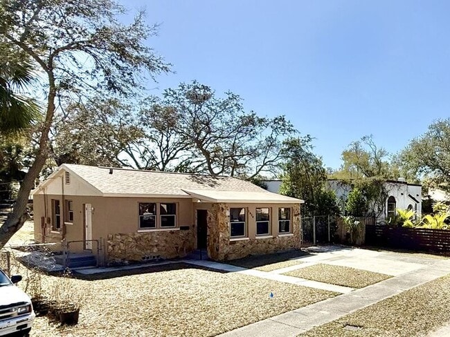 Building Photo - 1828 20th Ave S