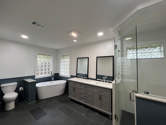 Building Photo - Beautiful Home on Esplanade across from Go...