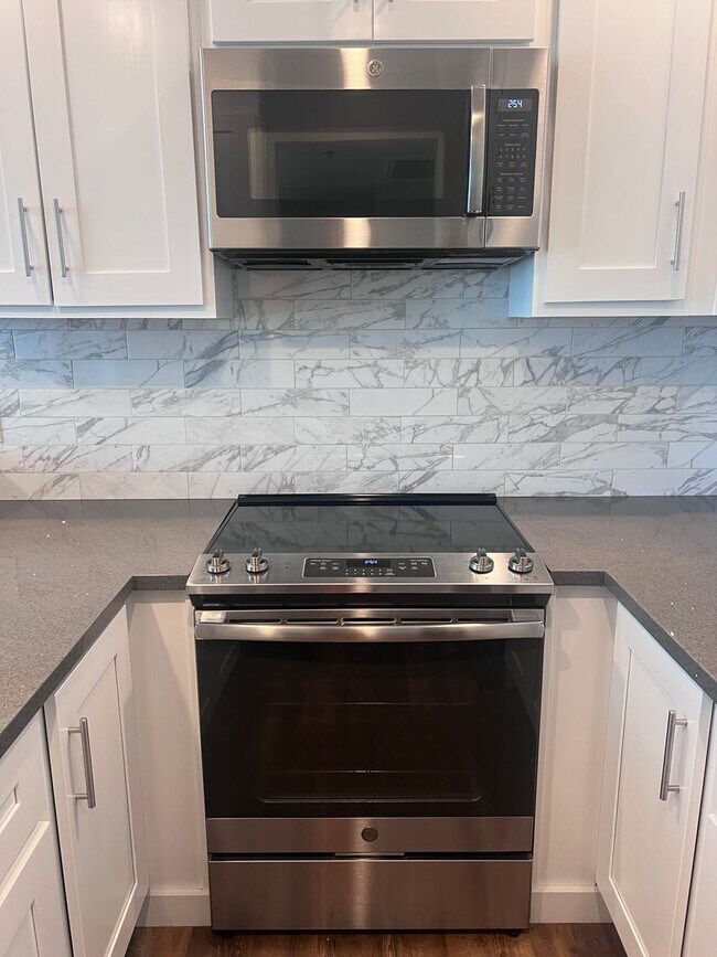 Building Photo - Spacious 1 Bedroom with Tons of Light, High Ceilings & Full Size Washer/Dryer Inside