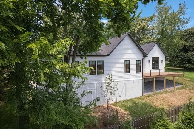 Building Photo - 541 Skyview Dr