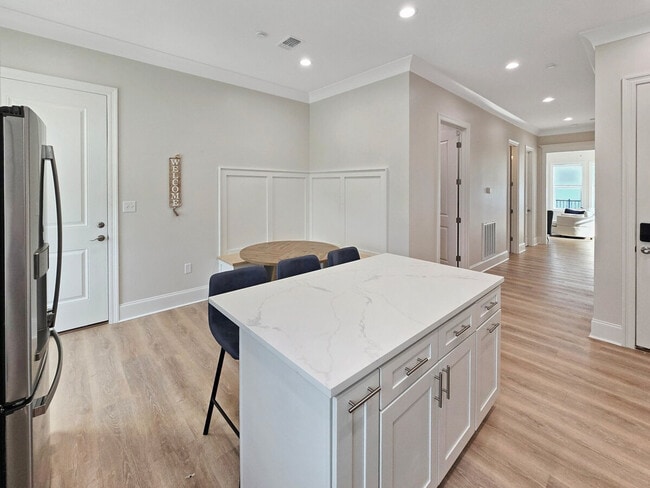 Building Photo - 996 Beach Blvd W